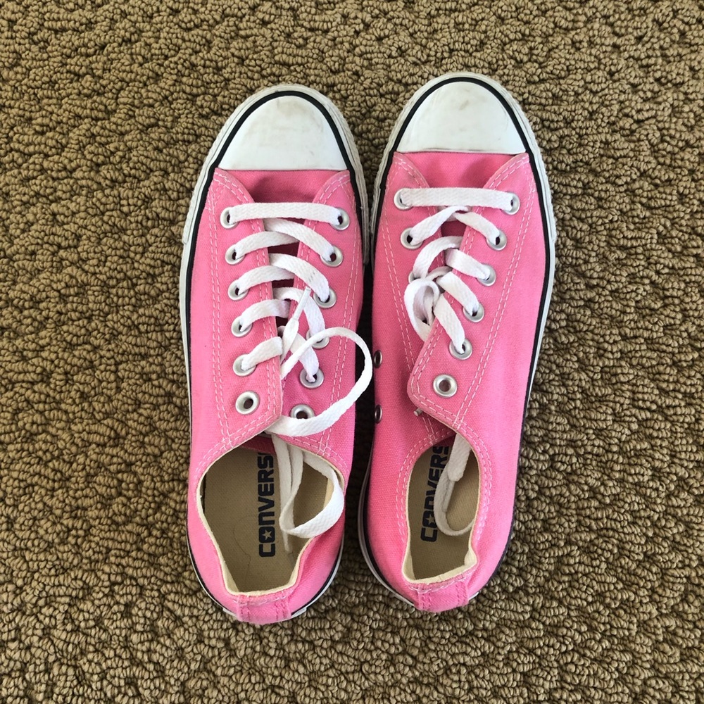 Pink low converse